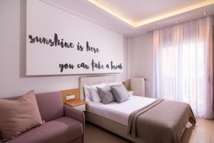 een slaapkamer met een bed en een bank bij Muses Studios in Potos
