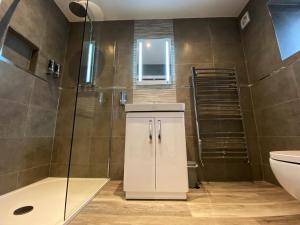 a bathroom with a shower and a toilet at King Street Serviced Apartments in Lancaster +16 photos