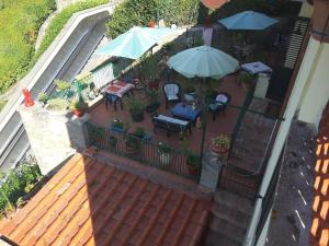 an aerial view of a patio with tables and umbrellas at Casa Kita in Cortona