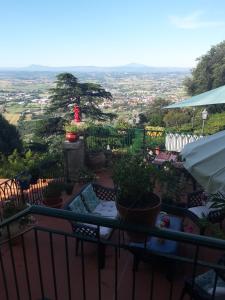 a balcony with plants and a view of a city at Casa Kita in Cortona