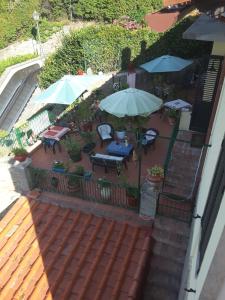 een patio met parasols, stoelen en tafels bij Casa Kita in Cortona