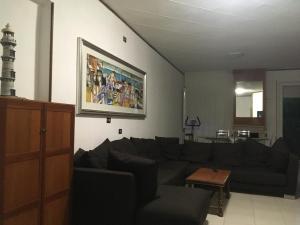 ein Wohnzimmer mit einem Sofa und einem Tisch in der Unterkunft CASA DE NELLA in Porto San Giorgio
