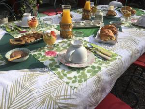 einen Tisch mit Teekanne und Essen drauf in der Unterkunft Ô fil de L'ô in Clairac