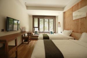 Una cama o camas en una habitación de 武当山太和紫隐酒店