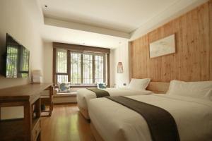 Una cama o camas en una habitación de 武当山太和紫隐酒店