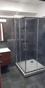 y baño con ducha y puerta de cristal. en GalériusPrémium6, en Siófok