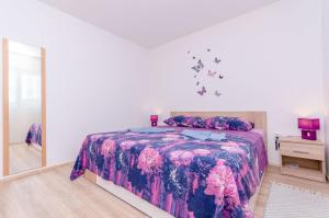 En eller flere senge i et værelse på Apartment Snjezana