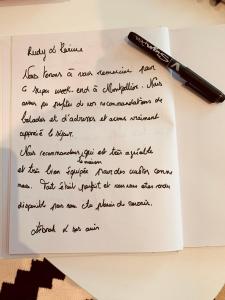 una carta escrita a mano con un bolígrafo en una mesa en Villa Holidays - Piscine chauffée et privée - clim - wifi - parking privée - Netflix, en Grabels