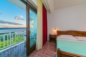 Ένα ή περισσότερα κρεβάτια σε δωμάτιο στο Adria Brela Apartments