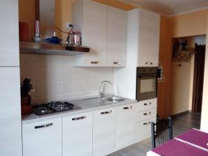 A kitchen or kitchenette at Appartamento Flora