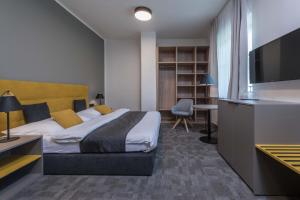 スピンドレルフ・ムリンにあるHotel Prahaのベッドとテレビが備わるホテルルームです。