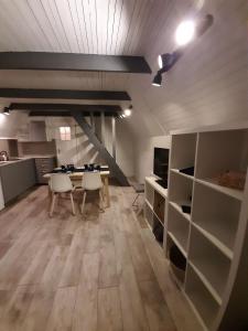 - une cuisine avec une table et des chaises dans la chambre dans l'établissement domek good vibes A, à Gnieżdżewo