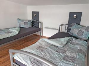 2 stapelbedden in een kamer met houten vloeren bij Loft-Unterkunft in Sinsheim