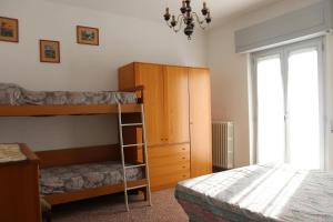 een slaapkamer met een stapelbed en een dressoir bij Cimarosa 5 in Follonica