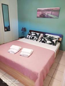 um quarto com uma cama com duas toalhas em Chrysa Mare em Kavala