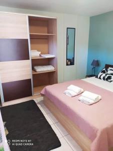 um quarto com 2 camas e toalhas em Chrysa Mare em Kavala