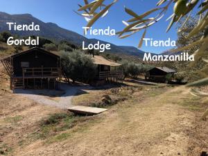 Valle de AbdalagísCortijo Dos Santos的山间房屋名称的景观