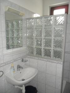 A bathroom at Várkert Panzió