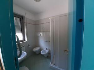 La salle de bains est pourvue de toilettes et d'un lavabo. dans l'établissement Hotel Pegaso, à San Giovanni Rotondo