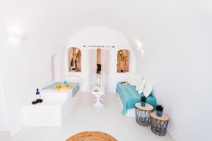 イアにあるBlessed Blue Boutique Cave Suiteの白い壁と白い床の白い部屋 +30枚の写真