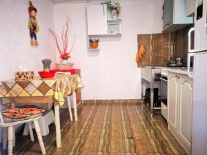 kuchnia ze stołem i blatem w obiekcie Casa Petrescu w mieście Curtea de Argeş