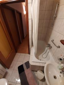 uma casa de banho com uma banheira, um lavatório e um WC. em Viva Molindrio em Poreč