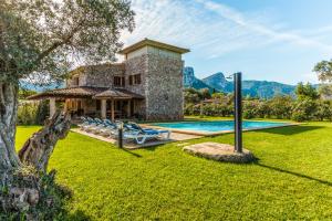 eine Außenansicht eines Hauses mit Swimmingpool in der Unterkunft Villa La Rafal By homevillas360 in Pollença
