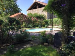 giardino con piscina in un cortile di Loft Atypique a Villeneuve-de-Rivière