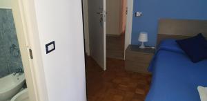 1 Schlafzimmer mit einem blauen Bett und einer Badewanne in der Unterkunft Domina Romae B&B in Rom