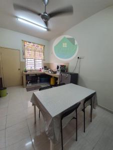 un soggiorno con tavolo e scrivania di Swimming pool with 5 bedroom house Full AC near Stadium Hang Jebat a Malacca
