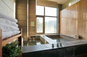 Koupelna v ubytování Reikei Hot Spring Resort + 19 fotografií