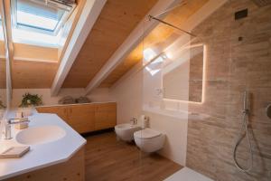 een badkamer met een douche, een toilet en een wastafel bij B&B Nonno Carlo in Trento