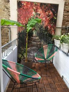 2 sillas y un árbol en el balcón en Chez Anna, en Iesi