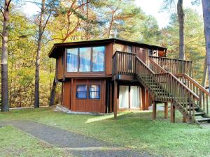 ein Baumhaus mit einer Treppe im Wald in der Unterkunft Hotel Residenz WALDOASE in Ahlbeck