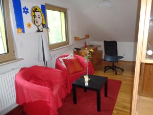 sala de estar con 2 sillas y mesa en Ferienwohnung Carmen en Siegen
