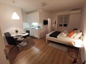 Posteľ alebo postele v izbe v ubytovaní Marina Rijeka Center apartments