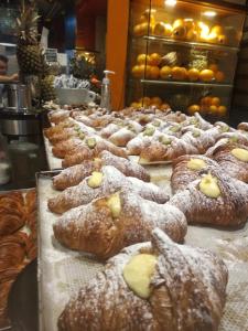 un montón de pasteles en exhibición en una panadería en Hotel Genziana en Génova