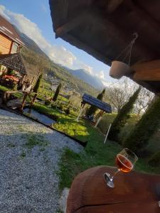 ein Glas Wein auf einem Tisch in der Unterkunft Cabana La Mariuca in Borsa + 14 Fotos