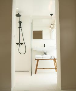 een badkamer met een douche en een wastafel bij Nobel Houses & Lofts in Ballum