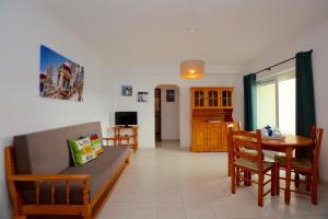 Casa Nau B في أرماساو دي بيرا: غرفة معيشة مع أريكة وطاولة