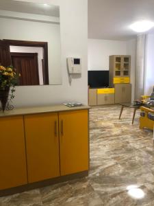 une pièce vide avec des armoires jaunes et une table dans l'établissement Lujan 3C entre cielo y mar, à Puntallana