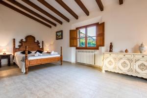 Ein Bett oder Betten in einem Zimmer der Unterkunft Villa La Rafal By homevillas360