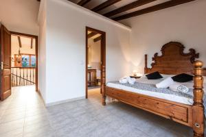 Ein Bett oder Betten in einem Zimmer der Unterkunft Villa La Rafal By homevillas360
