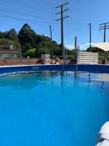 eine Person, die in einem Pool schwimmt in der Unterkunft Recinto As Casiñas in Cangas