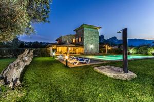 Der Swimmingpool an oder in der Nähe von Villa La Rafal By homevillas360