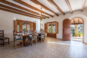 ein Esszimmer mit Tisch und Stühlen in der Unterkunft Villa La Rafal By homevillas360 in Pollença