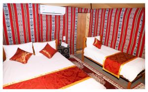 Postel nebo postele na pokoji v ubytování Bedouin Oasis Desert Camp- Ras Al Khaimah