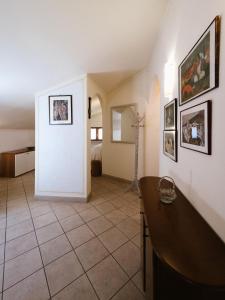 um quarto com uma porta branca e piso em azulejo em Casa GINESTRA a Bagno Vignoni em Bagno Vignoni