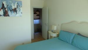 Säng eller sängar i ett rum på Oporto Beach