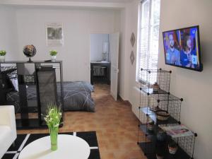 una sala de estar con una cama y una mesa en Studio Barbel, en Honfleur
